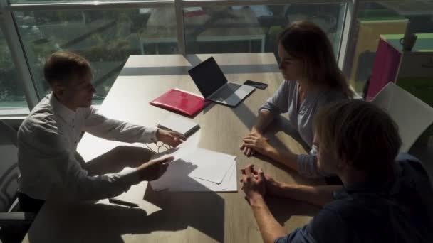 Les gens ont une réunion au bureau. 