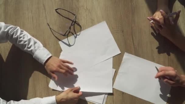 Руки офисных работников работают с бумагой — стоковое видео
