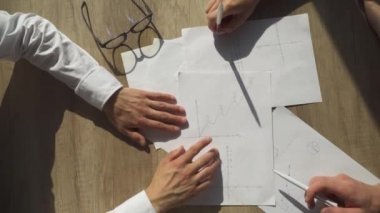 Elinde office işçilerin grafikler ile çalışma.