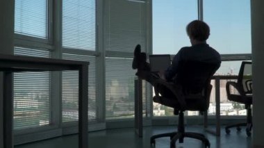 Onun iş masada ayaklı ofis çalışanı yok