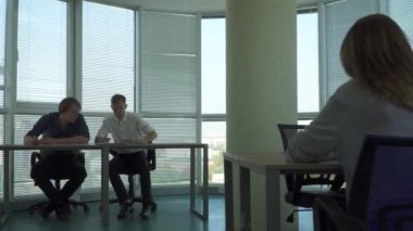 İki adam ve bir kız güzel bir ofiste çalışmak