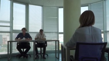 İki yakışıklı adam ve bir kız güzel bir ofiste çalışmak