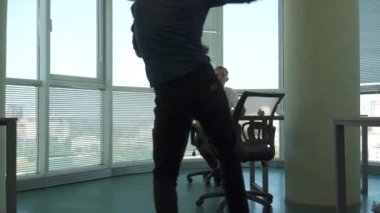 Ofis çalışanları ofiste zaferi kutlamak