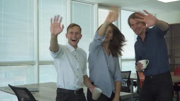 Trabalhadores de escritório mostra gestos amigáveis na câmera — Vídeo de Stock