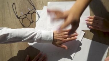 Ofis personeli birbirlerine katlama el yakın çekim