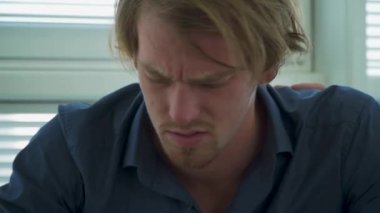 Üzgün genç ofis çalışanı