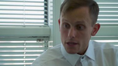 Kızgın genç ofis çalışanı