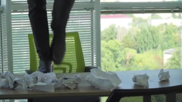 Мужчина танцует на столе в офисе — стоковое видео