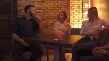Bir kafede insanlar eğlence ve iletişim kavramı