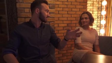 Genç çift rahat bir kafede sohbet