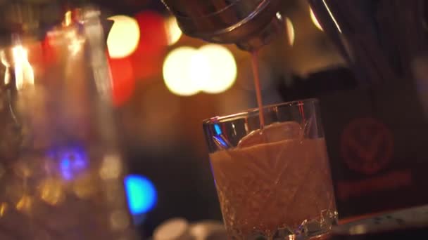 Cocktail derramando de uma coqueteleira em um copo — Vídeo de Stock