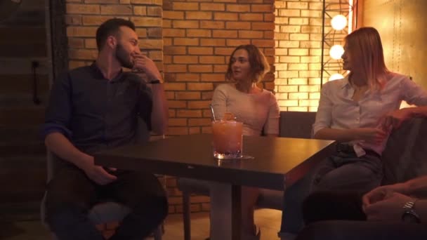 Bir kafede insanlar eğlence ve iletişim kavramı — Stok video