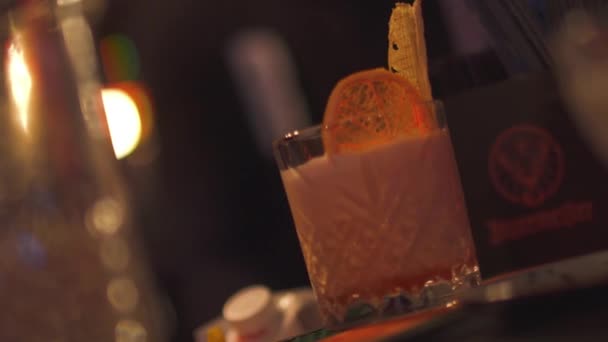 Палаючий коктейль зняв скло на столі — стокове відео