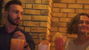 Çift bir kafede bir masada oturan gülüyor