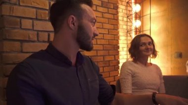 Kız adamla aynı fikirde değil