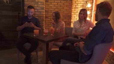 Arkadaşlar bir kafede dinlenme.