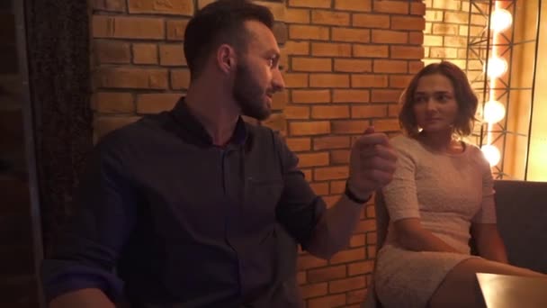 Mooie paar chatten in een gezellig café — Stockvideo