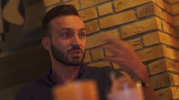 Giovane ragazzo parlante in un caffè — Video Stock