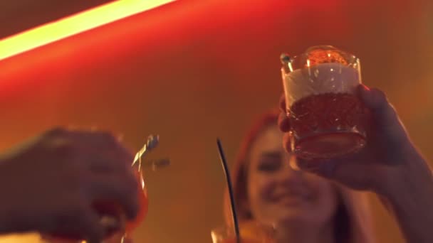 Unga människor toast glasögon med en cocktail — Stockvideo