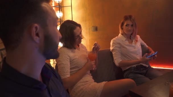 Mooie jonge mensen chatten in een gezellig café — Stockvideo