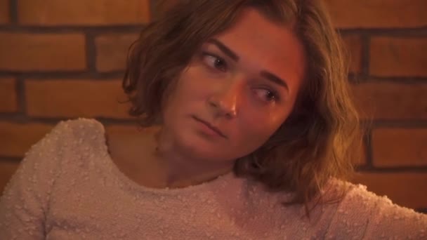 Дівчина з коротким рудим волоссям у вечірній сукні, сидячи один — стокове відео