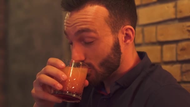 Skäggiga killen är krokiga av en cocktail — Stockvideo