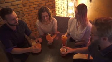 Arkadaşlar kodes gözlük bir kokteyl ile