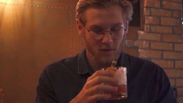Portret van een roodharige jongen drinken een cocktail — Stockvideo