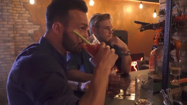 Two guys drink cocktails at the bar — Stock Video