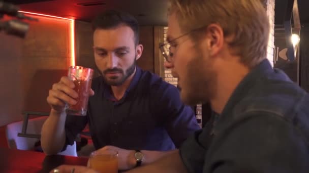 Deux amis parlent et se relaxent au club le soir . — Video