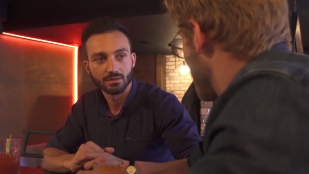 Dos amigos conversando y relajándose en el club . — Vídeos de Stock