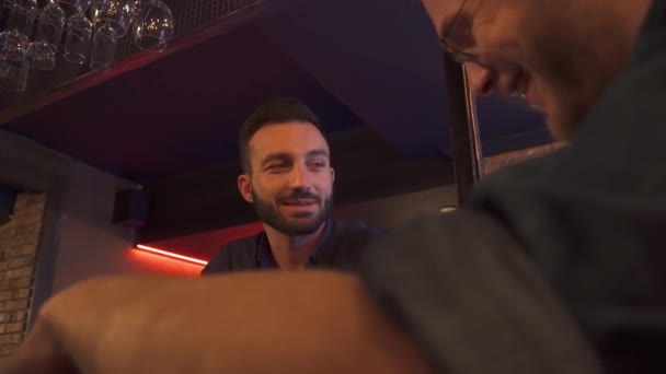 Due amici ubriachi si siedono al bar — Video Stock