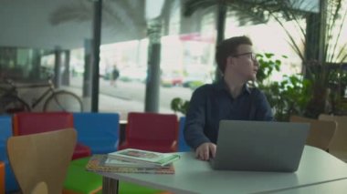 Genç adam onun netbook alır ve Kütüphane uzak gider