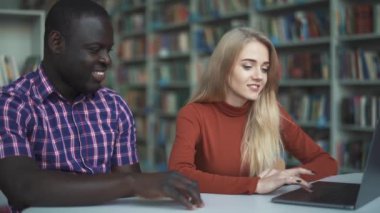 Afro-Amerikan ve Avrupa sarışın sohbet ve bir laptop arıyorum