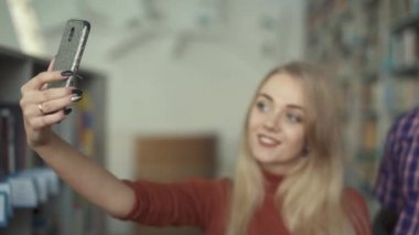 Afrika kökenli Amerikalı adam ve Avrupa kız yapma selfie gülümseyen