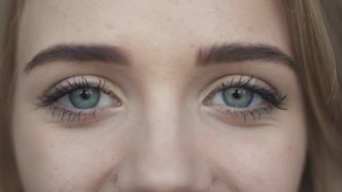 Bir genç kızın güzel bir gri gözleri Close-up