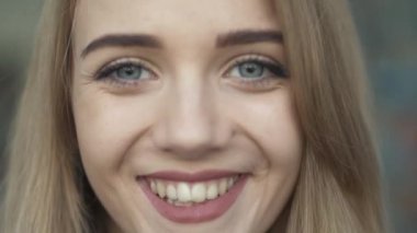 Genç ve güzel kadın kamerada gülümsüyor