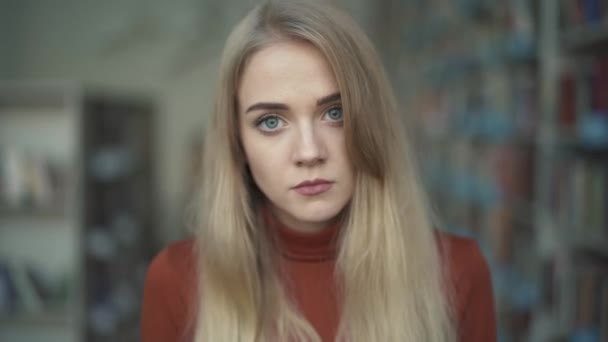 Blondýnka ukazuje hněv při pohledu do kamery — Stock video