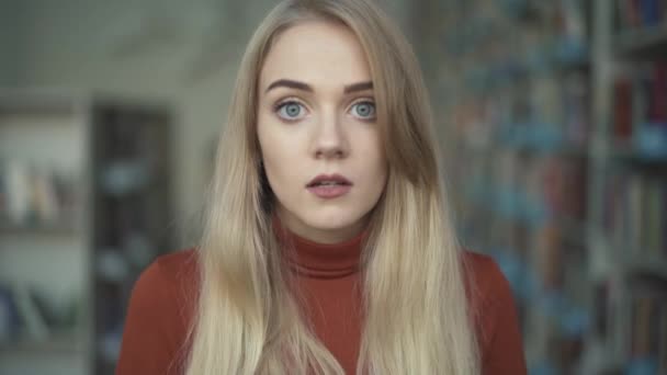 Sladká dívka ukazuje hněv při pohledu do kamery — Stock video