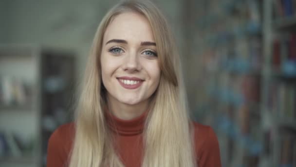 Портрет улыбающейся женщины перед камерой — стоковое видео