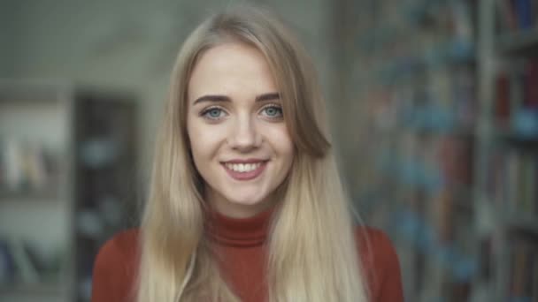 Portrait of a smiling lovely woman in front of the camera — Stock Video