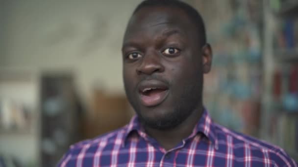 Афроамериканець людиною демонструє сюрприз, дивлячись в камери — стокове відео