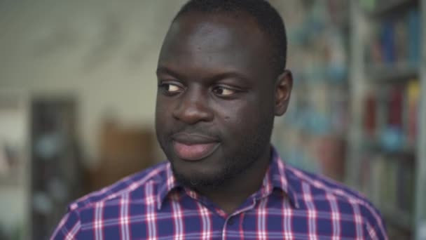 Souriant afro-américain mâle regardant dans la caméra — Video