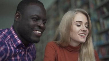 Gülümseyen yüzler kız ve Afrikalı-Amerikalı