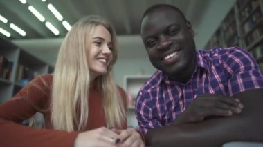 Afro-Amerikan erkek ve beyaz kadın kameraya konuş