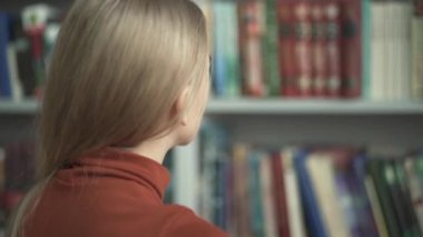 Dişi kütüphanede yerim için hangi kitap seçimi