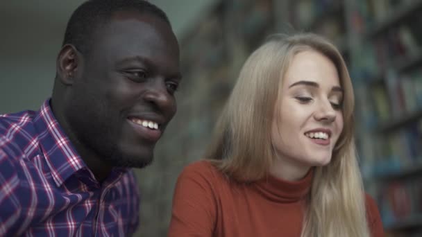 Rostros sonrientes de niña y afroamericana — Vídeo de stock