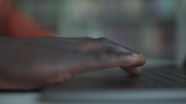 Рука африканского американца, работающего над ноутбуком — стоковое видео