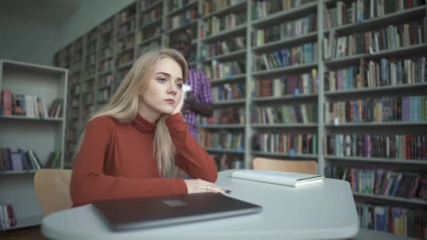 Hombre afroamericano trae libros a la mesa a la chica — Vídeos de Stock