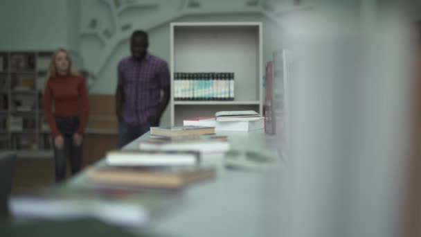 Africano americano homem e europeu na biblioteca — Vídeo de Stock